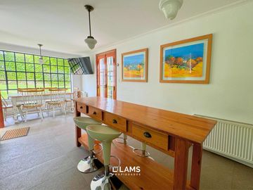 VENTA de Importante Chalet de Estilo - En Barrio Los Troncos