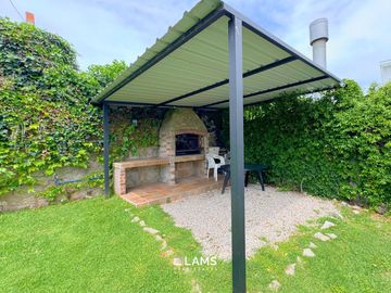 VENTA de Importante Chalet de Estilo - En Barrio Los Troncos