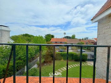 VENTA de Importante Chalet de Estilo - En Barrio Los Troncos