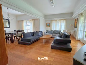 VENTA de Importante Chalet de Estilo - En Barrio Los Troncos