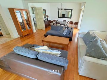 VENTA de Importante Chalet de Estilo - En Barrio Los Troncos