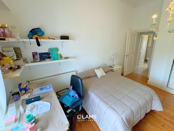 VENTA de Importante Chalet de Estilo - En Barrio Los Troncos