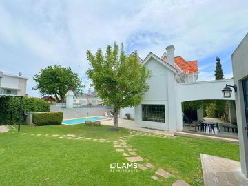 VENTA de Importante Chalet de Estilo - En Barrio Los Troncos