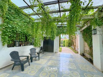 VENTA de Importante Chalet de Estilo - En Barrio Los Troncos
