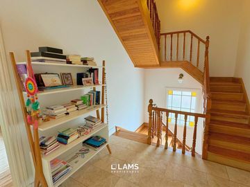 VENTA de Importante Chalet de Estilo - En Barrio Los Troncos