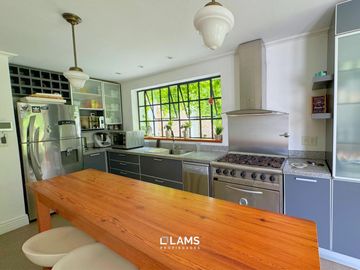 VENTA de Importante Chalet de Estilo - En Barrio Los Troncos