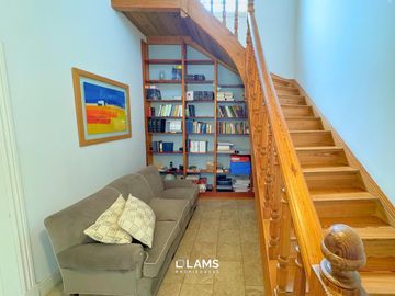 VENTA de Importante Chalet de Estilo - En Barrio Los Troncos
