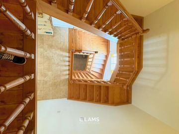 VENTA de Importante Chalet de Estilo - En Barrio Los Troncos
