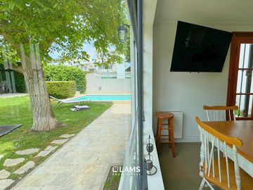 VENTA de Importante Chalet de Estilo - En Barrio Los Troncos