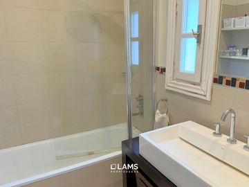 VENTA de Importante Chalet de Estilo - En Barrio Los Troncos