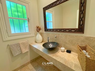 VENTA de Importante Chalet de Estilo - En Barrio Los Troncos