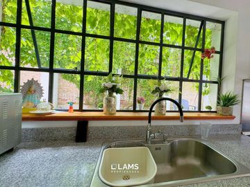 VENTA de Importante Chalet de Estilo - En Barrio Los Troncos
