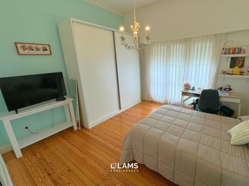 VENTA de Importante Chalet de Estilo - En Barrio Los Troncos