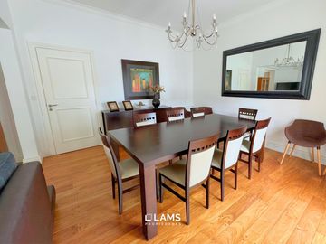 VENTA de Importante Chalet de Estilo - En Barrio Los Troncos