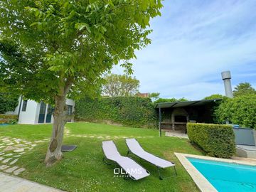 VENTA de Importante Chalet de Estilo - En Barrio Los Troncos