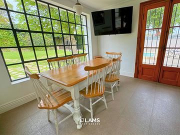 VENTA de Importante Chalet de Estilo - En Barrio Los Troncos