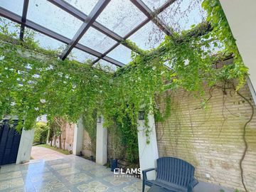 VENTA de Importante Chalet de Estilo - En Barrio Los Troncos