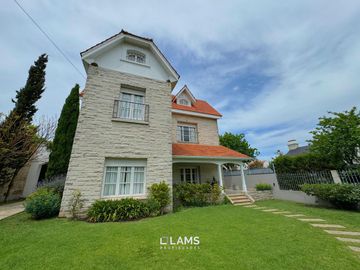 VENTA de Importante Chalet de Estilo - En Barrio Los Troncos