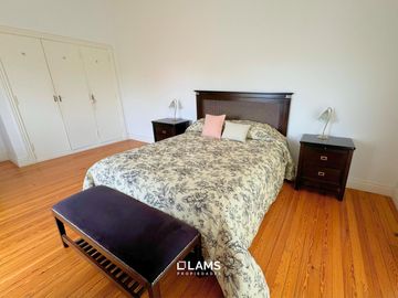 VENTA de Importante Chalet de Estilo - En Barrio Los Troncos