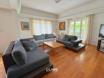 VENTA de Importante Chalet de Estilo - En Barrio Los Troncos
