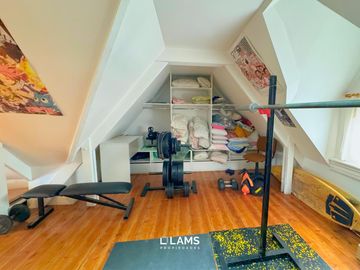 VENTA de Importante Chalet de Estilo - En Barrio Los Troncos