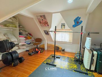 VENTA de Importante Chalet de Estilo - En Barrio Los Troncos
