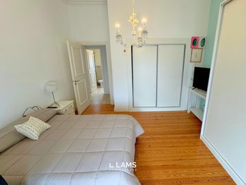 VENTA de Importante Chalet de Estilo - En Barrio Los Troncos