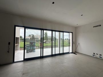 Casa en  Casa Venta 3 dorm 5 Amb con Pileta - Santa Emilia, Pilar del Este - ACEPTA PERMUTA