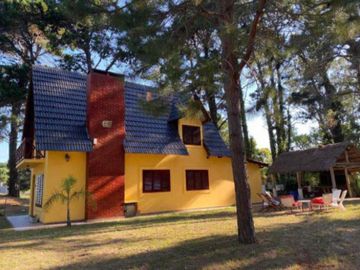 Casa en venta - 5 Dormitorios 2 Baños - 270Mts2 - La Lucila Del Mar