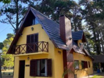 Casa en venta - 5 Dormitorios 2 Baños - 270Mts2 - La Lucila Del Mar