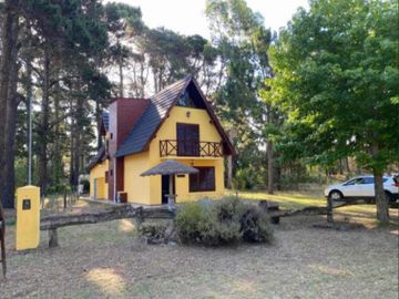Casa en venta - 5 Dormitorios 2 Baños - 270Mts2 - La Lucila Del Mar