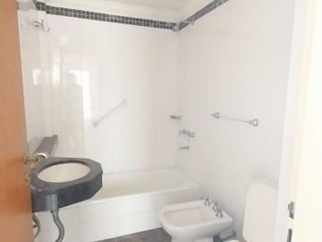 Departamento en  venta. 2D en Laprida al 100