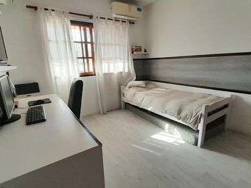 CARAPACHAY -IMPECABLE DÚPLEX DE 4 AMB CON COCHERA Y JARDÍN!!
