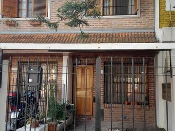 CARAPACHAY -IMPECABLE DÚPLEX DE 4 AMB CON COCHERA Y JARDÍN!!