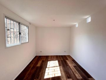 Casa de pasillo de dos dormitorios con patio y parrillero. 60 m2. Rosario, Centro