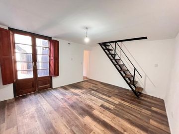 Casa de pasillo de dos dormitorios con patio y parrillero. 60 m2. Rosario, Centro
