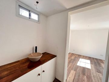 Casa de pasillo de dos dormitorios con patio y parrillero. 60 m2. Rosario, Centro