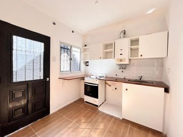 Casa de pasillo de dos dormitorios con patio y parrillero. 60 m2. Rosario, Centro