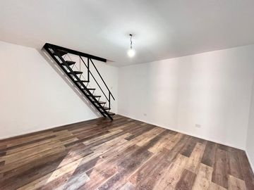 Casa de pasillo de dos dormitorios con patio y parrillero. 60 m2. Rosario, Centro