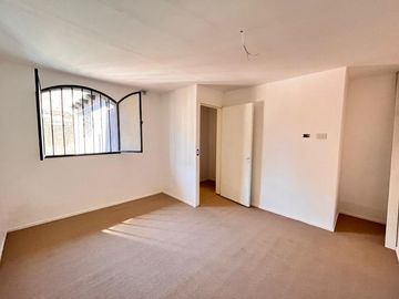 Casa de pasillo de dos dormitorios con patio y parrillero. 60 m2. Rosario, Centro