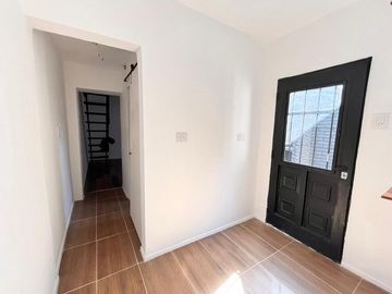 Casa de pasillo de dos dormitorios con patio y parrillero. 60 m2. Rosario, Centro
