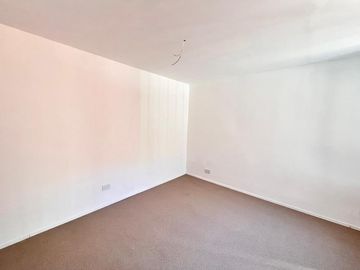 Casa de pasillo de dos dormitorios con patio y parrillero. 60 m2. Rosario, Centro