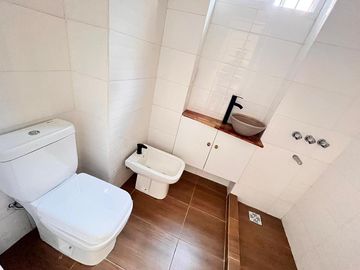Casa de pasillo de dos dormitorios con patio y parrillero. 60 m2. Rosario, Centro