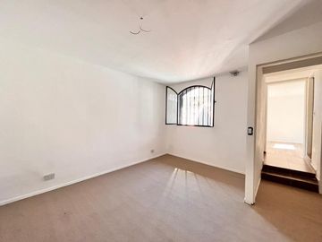 Casa de pasillo de dos dormitorios con patio y parrillero. 60 m2. Rosario, Centro