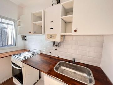 Casa de pasillo de dos dormitorios con patio y parrillero. 60 m2. Rosario, Centro