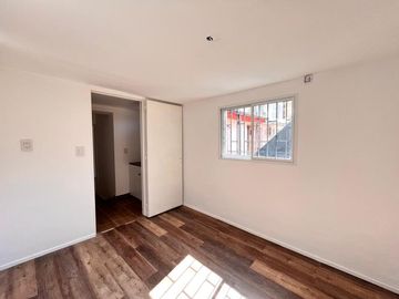 Casa de pasillo de dos dormitorios con patio y parrillero. 60 m2. Rosario, Centro