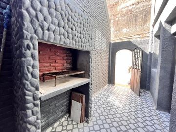 Casa de pasillo de dos dormitorios con patio y parrillero. 60 m2. Rosario, Centro