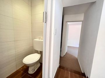 Casa de pasillo de dos dormitorios con patio y parrillero. 60 m2. Rosario, Centro