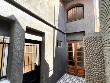 Casa de pasillo de dos dormitorios con patio y parrillero. 60 m2. Rosario, Centro
