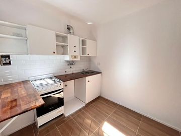 Casa de pasillo de dos dormitorios con patio y parrillero. 60 m2. Rosario, Centro